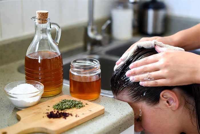 اسکراب سر با سرکه سیب رقیق شده 